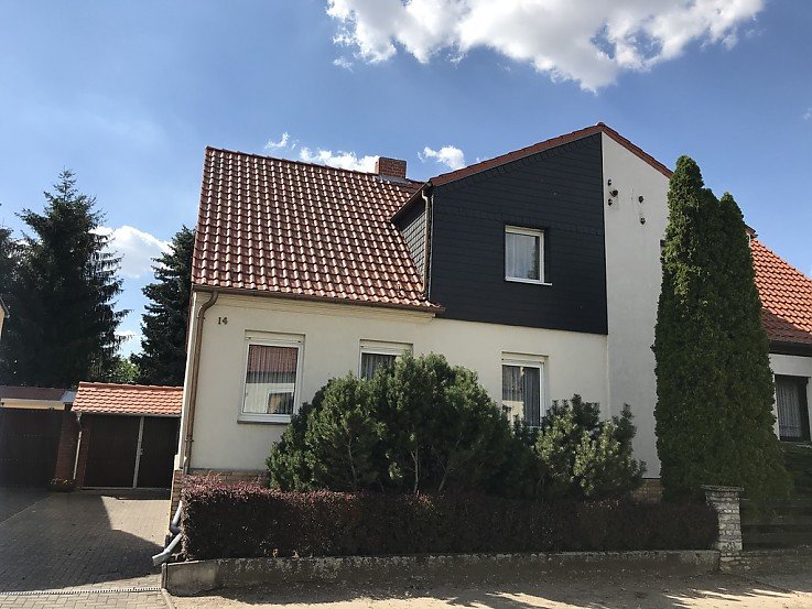 Foto Familiengl�ck mit gro�em Grundst�ck