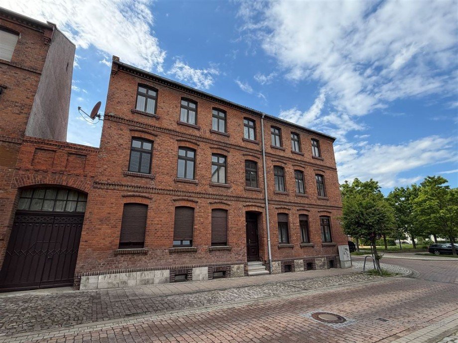 Strassenansicht Mehrfamilienhaus Sta�furt