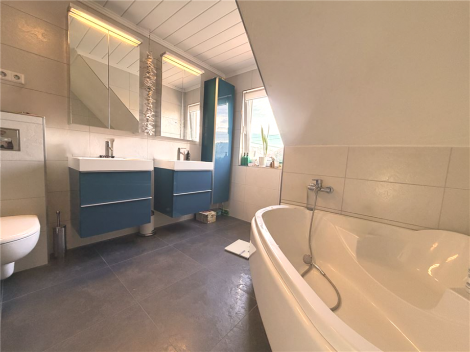 Tageslicht-Vollbad Doppelhaush�lfte Magdeburg